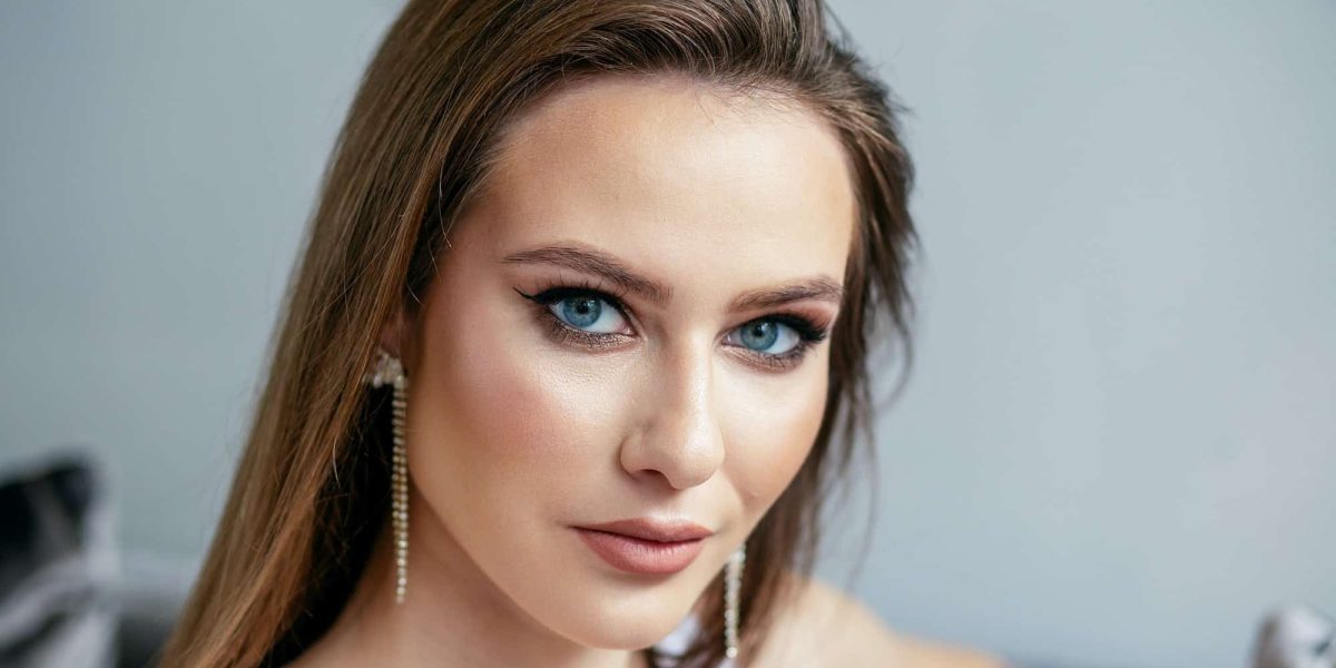 Close-up portrait of beautiful woman with makeup and beautiful long healthy hair.